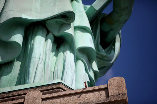 statue-of-liberty-small-hand