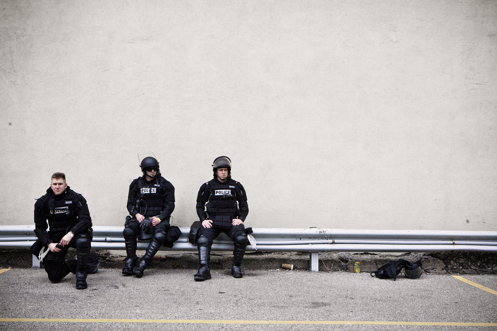 jasonandrew_g20-cops-waiting