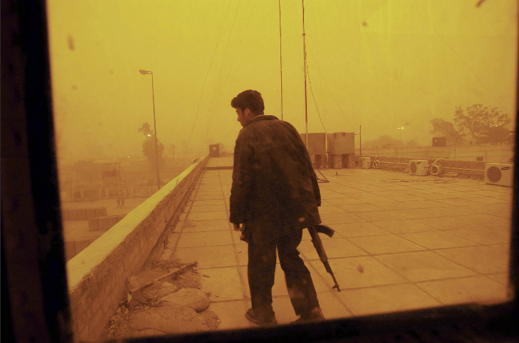 lynsey-addario-iraq-policeman