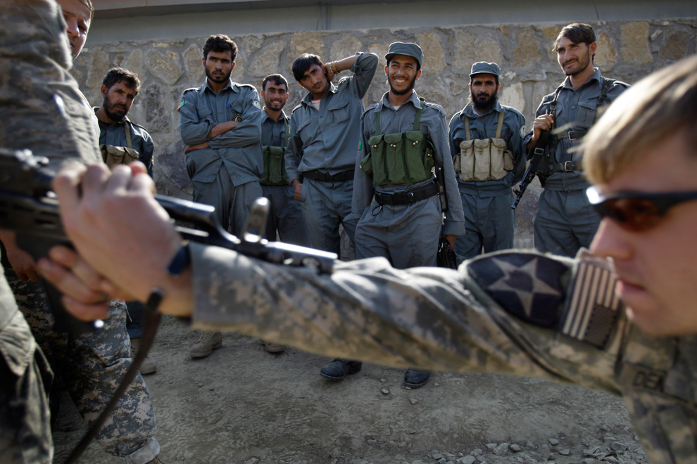US soldier training Afghan police