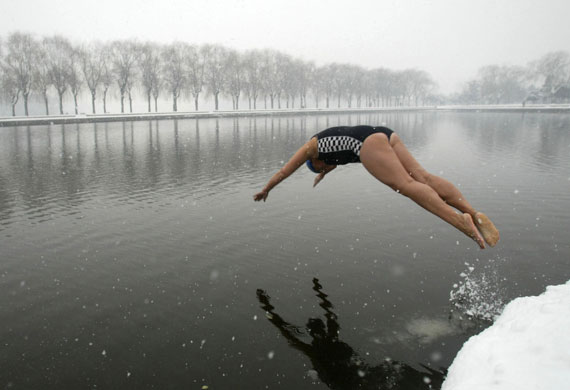 A-winter-swimmer-jumps-in-005