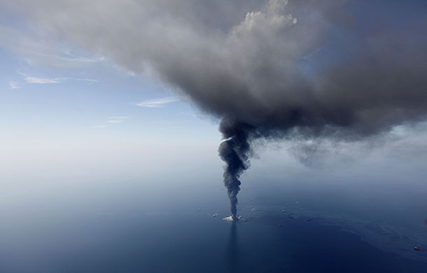 Gulf oil rig burning