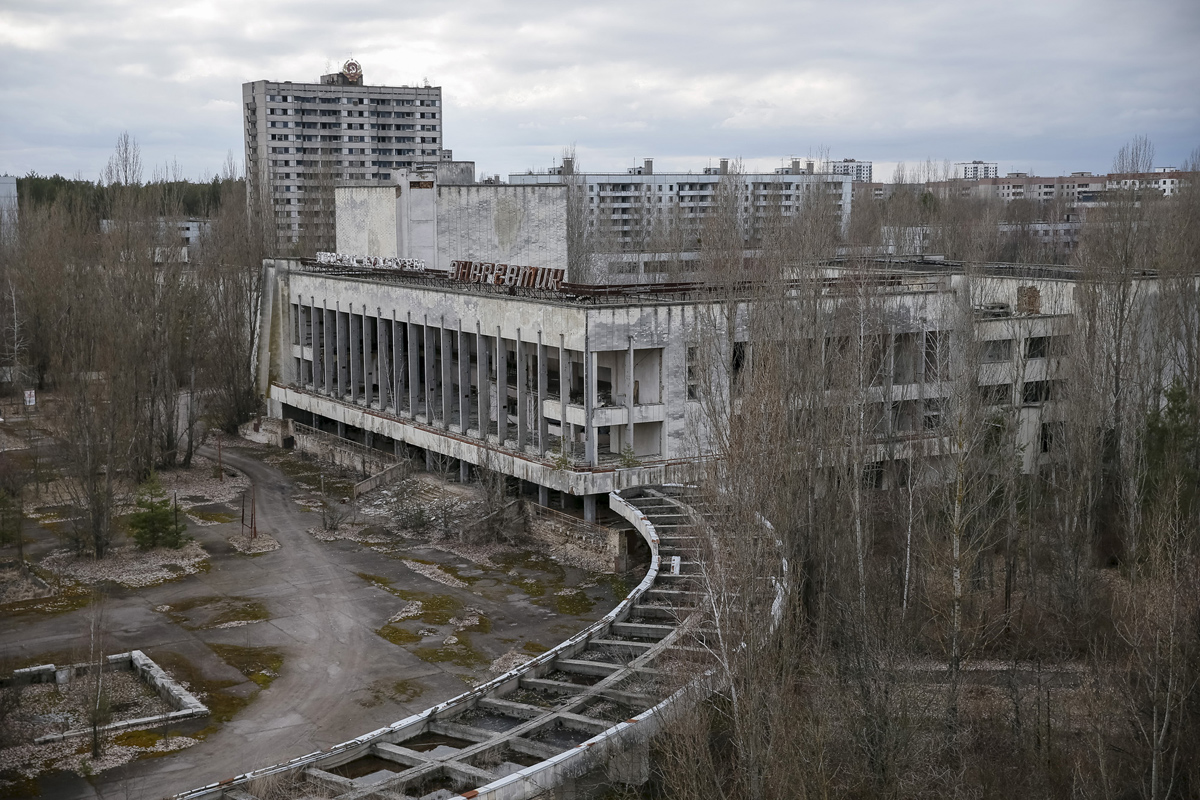 A view of the abandoned city of Pripyat is seen near the Chernobyl nuclear power plant in Ukraine March 23, 2016. REUTERS/Gleb Garanich - RTSBZGE
